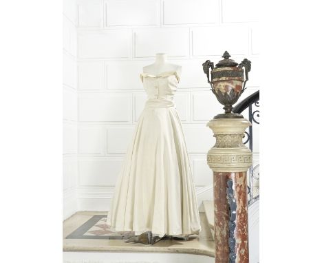 Christian Dior (attribué à), collection Haute Couture, circa 1948/1950. Robe de débutante en reps et satin de soie ivoire.Cré
