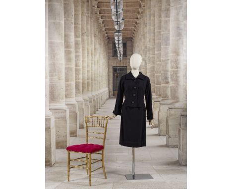 Christian Dior New York, collection couture, circa 1955. Tailleur en lainage noir.Création Christian DiorVeste de forme cintr