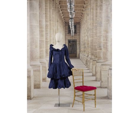 Yves Saint Laurent, collection Haute Couture, Printemps-Eté 1998. Robe de cocktail en soie changeante bleue nuit.Création Yve
