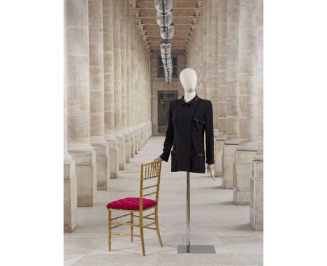 Chanel, collection Haute Couture, Automne-Hiver 1995. Veste en grain de poudre noir et ganse en satin de soie.Directeur artis