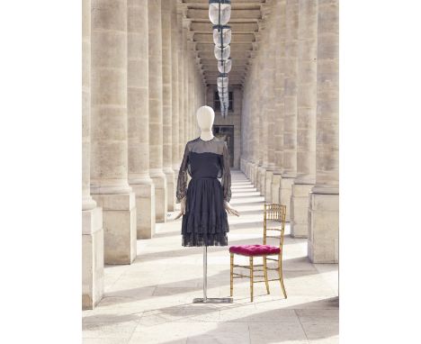 Christian Dior, collection Haute Couture, Automne-Hiver 1964. Robe de cocktail en mousseline de soie et dentelle noire.Direct