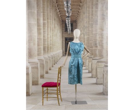 Balenciaga (attribué à), collection Haute Couture, circa 1960. Robe de cocktail en broché turquoise.Création Cristobal Balenc