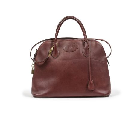 Hermès Paris, année 1982. Sac Bolide en cuir Courchevel bordeaux.Double poignée, fermeture zippée, anse d'épaule, cadenas et 