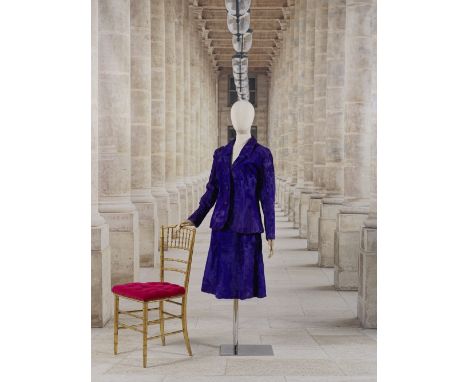 Yves Saint Laurent (attribué à), collection Haute Couture, circa 1966/1970. Tailleur en poulain lustré violet.Création Yves S