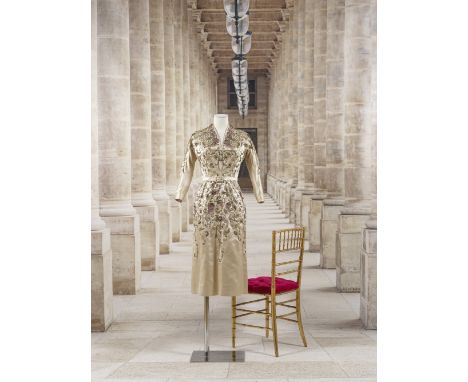 Pierre Balmain, collection Haute Couture, Automne-Hiver 1953. Robe de cocktail en satin de soie champagne entièrement rebrodé