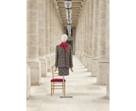 Chanel, collection Haute Couture, Automne-Hiver 1993. Tailleur en tweed de laine à dominante vert, rouge et bleu.Directeur ar