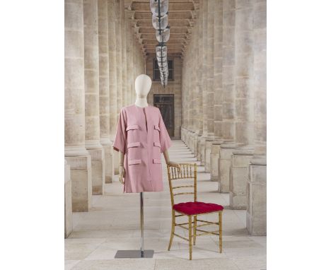Balenciaga, collection Haute Couture, circa 1963. Manteau en shantung de soie rose.Création Cristobal BalenciagaLégèrement év