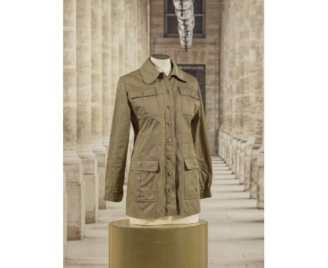 Saint Laurent Rive Gauche, collection Prêt-à-Porter, Printemps-Eté 1969. Veste saharienne en gabardine de coton beige.Créatio