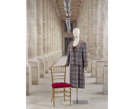 Chanel, collection Haute Couture, circa 1981. Ensemble en crêpe de soie marron et bleu.Directeurs artistiques Jean Cazaubon e