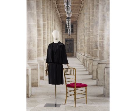 Boutique Pierre Balmain, collection  Couture, circa 1960. Ensemble de petit dîner en étamine noire.Création Pierre BalmainRob