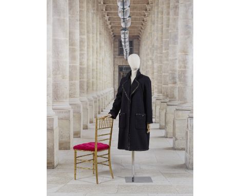 Chanel, collection Prêt-à-Porter, Automne-Hiver 2015 Métiers d'Art Paris-Salzburg. Manteau en tweed de laine noir.Directeur a