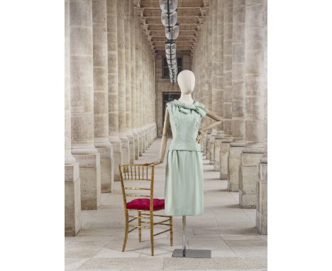 Guy Laroche, collection Haute Couture, circa 1962. Robe de cocktail en crêpe de soie vert Nil.A effet de faux deux pièces, ha