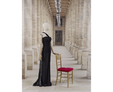Valentino Boutique, collection Prêt-à-Porter, circa 1990. Robe du soir longue en crêpe et dentelle noire.Création Valentino G