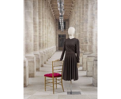 Grès, collection Haute Couture, circa 1970. Robe en jersey de laine pain brûlé.Petit décolleté en pointe sur petit dos nu, ma