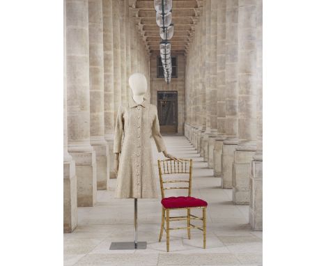 Balenciaga, collection Haute Couture, Automne-Hiver 1963. Robe-manteau en broché beige.Création Cristobal BalenciagaA effet m