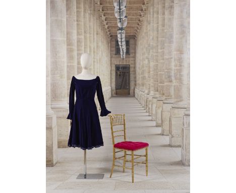 Yves Saint Laurent, collection Haute Couture, Automne-Hiver 1979. Robe de cocktail en velours de soie bleu nuit.Création Yves