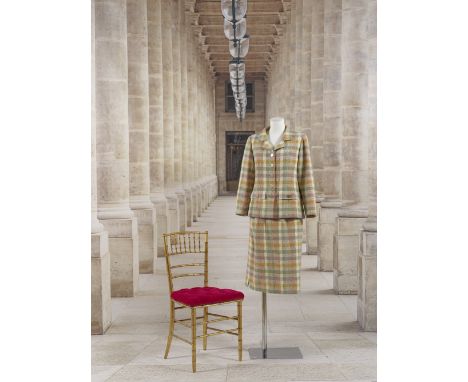Balenciaga, collection Haute Couture, Automne-Hiver 1966. Tailleur en sergé de laine écossaisCréation Cristobal BalenciagaVes