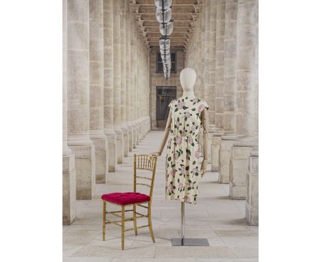 Balenciaga, collection Haute Couture, Printemps-Eté 1966. Robe en soie écrue imprimée de roses.Création Cristobal BalenciagaR