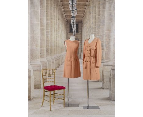 Nina Ricci, Collection Haute Couture, circa 1967. Ensemble de jour en shantung de soie abricot.Directeur artistique Gérard Pi