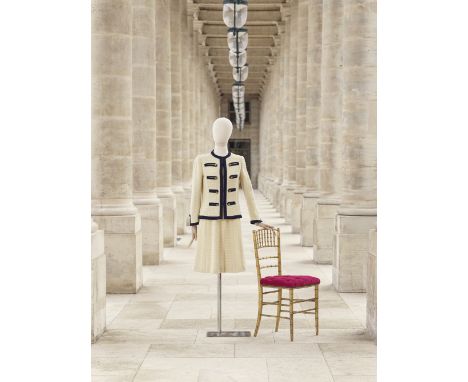 Chanel, collection Haute Couture, Printemps-Ete 1971. Tailleur en tweed de laine ivoire.Création Gabrielle Chanel - La derniè