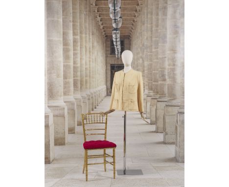 Chanel, collection Haute Couture, Printemps-Eté 1996. Veste en tweed jaune.Directeur artistique Karl LagerfeldDe forme droite