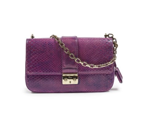 Christian Dior Paris, année 2012. Sac Miss Dior Promenade en python violet.Fermoir et anse d'épaule chaine en métal champagne