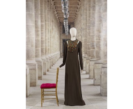 Grès, collection Haute Couture, circa 1970. Robe du soir longue en soie chocolat.Buste à effet de découpes entièrement rebrod