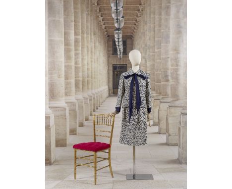 Chanel, collection Haute Couture, circa 1960. Tailleur en tissu façonné blanc et bleu à effet cloqué.Création Gabrielle Chane