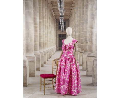 Nina Ricci, collection Haute Couture, circa 1982. Robe du soir en reps de soie ivoire à motif de branchages roses.Directeur a