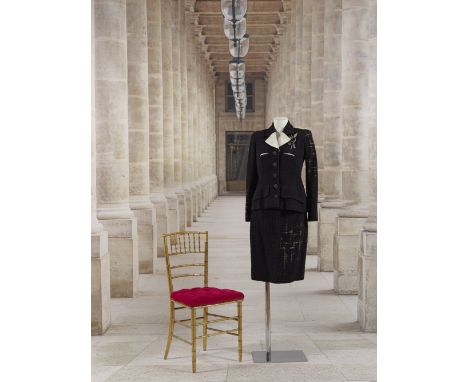 Christian Lacroix, collection Haute Couture, 2000. Tailleur en tweed noir et col blancVeste droite à col cranté partiellement