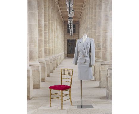 Yves Saint Laurent, collection Haute Couture, Printemps-Eté 1998. Tailleur en gabardine de laine bleu ciel.Création Yves Sain