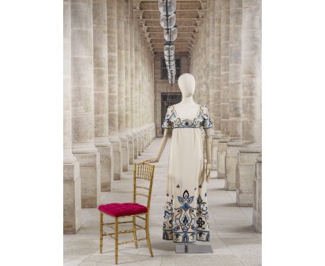 Anonyme, collection Haute Couture, circa 1980. Robe du soir en soie ivoire rebrodée de fils de soie bleue.D'inspiration Premi
