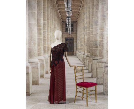 Valentino, collection Haute Couture, circa 1990. Robe du soir longue en mousseline de soie changeante brique.Création Valenti