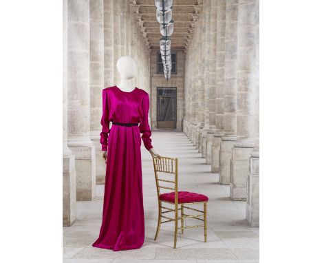 Yves Saint Laurent, collection Haute Couture, Automne-Hiver 1989. Robe du soir longue en satin de soie fuchsia.Création Yves 