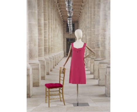 Grès, collection Haute Couture, circa 1968/1970. Robe de cocktail en soie rosePrototype du défilé - Modèle: n°8106 - Passage: