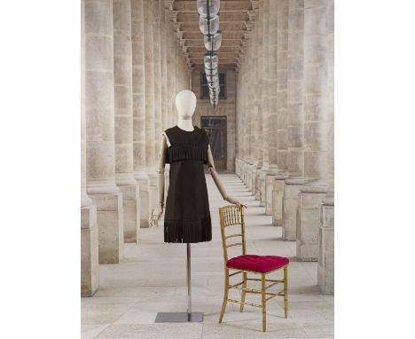 Yves Saint Laurent, collection Haute Couture, Automne-Hiver 1968. Robe du soir en agneau velours chocolat.Création Yves Saint