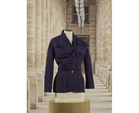 Christian Dior (attribué à), collection Haute Couture, circa 1948. Haut en lainage bleu marine.Création Christian DiorDécolle