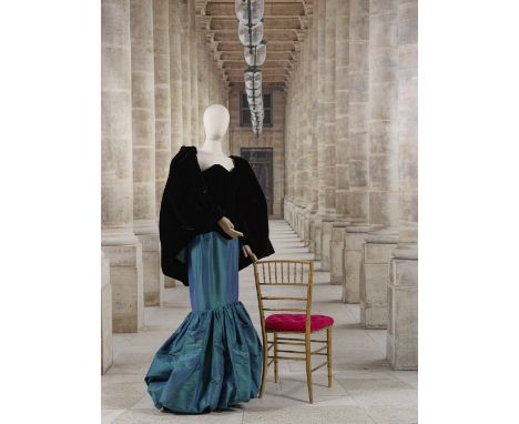 Yves Saint Laurent, collection Haute Couture, Automne-Hiver 1995. Robe grand soir en velours et taffetas de soie bleu changea