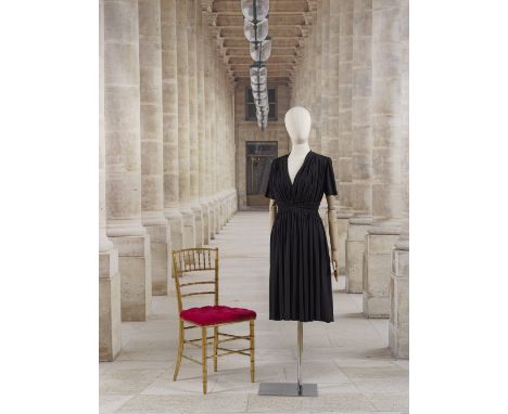Grès, collection Haute couture, circa 1965. Robe de petit dîner en jersey noir.Décolleté en pointe, effet de drapé par des su