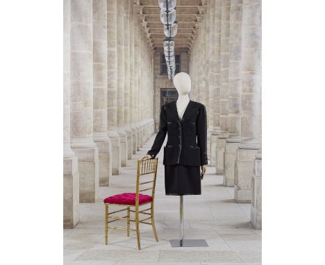 Chanel Boutique, collection Prêt-à-Porter, Automne-Hiver 1989. Tailleur en en crêpe de laine et vinyle noir.Directeur artisti