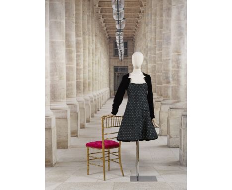 Christian Dior, collection Haute Couture, Automne-Hiver 1987. Robe de cocktail en velours noir et soie brochée.Directeur arti