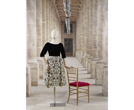 Balenciaga, collection Haute Couture, circa  1950. Robe de cocktail en velours de soie noir et jupe en mousseline blanche reb