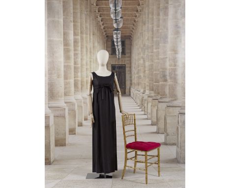 Balenciaga, collection Haute Couture, Printemps-Eté 1968. Robe du soir en lin noir.Création Cristobal Balenciaga - La dernièr