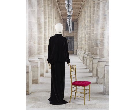 Yves Saint Laurent, collection Haute Couture, Automne-Hiver 1997. Ensemble du soir en velours de soie noir.Création Yves Sain