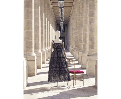 Christian Dior, collection Haute Couture, Printemps-Eté 1959. Robe du soir courte en dentelle Chantilly de Calais noire.Direc