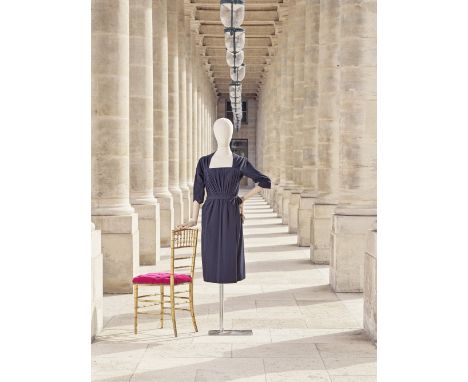 Christian Dior, collection Haute Couture, circa 1950. Robe de petit dîner en toile de laine noire.Création: Christian DiorDéc