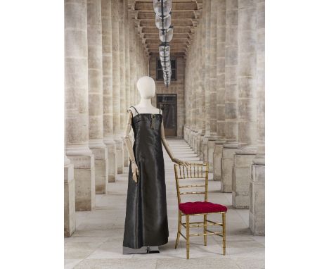 Christian Dior, collection Haute Couture, circa 1967. Robe du soir en soie grise à reflet argent.Directeur artistique Marc Bo