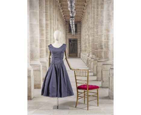 Jean Dessès, collection Haute Couture, circa 1958. Robe de cocktail en reps gris-ardoise.Haut à encolure ronde sur bretelles 