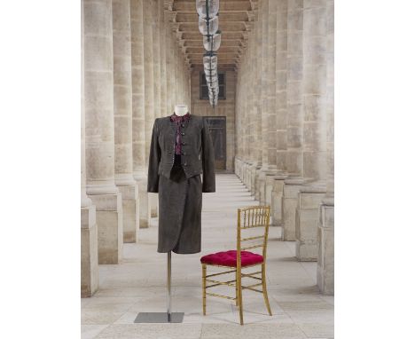 Yves Saint Laurent, collection Haute Couture, Automne-Hiver 1998. Tailleur en daim gris gansé de lacets en. cuirCréation Yves