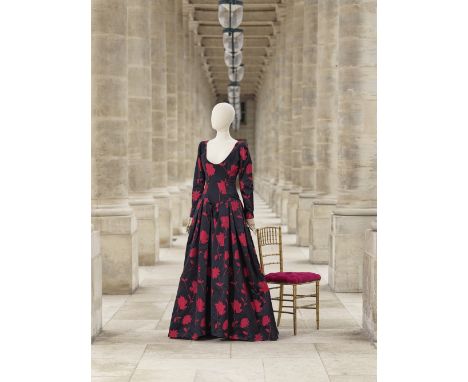 Yves Saint Laurent, collection Haute Couture, Automne-Hiver 1995. Robe grand soir en satin de soie noir broché rouge.Création